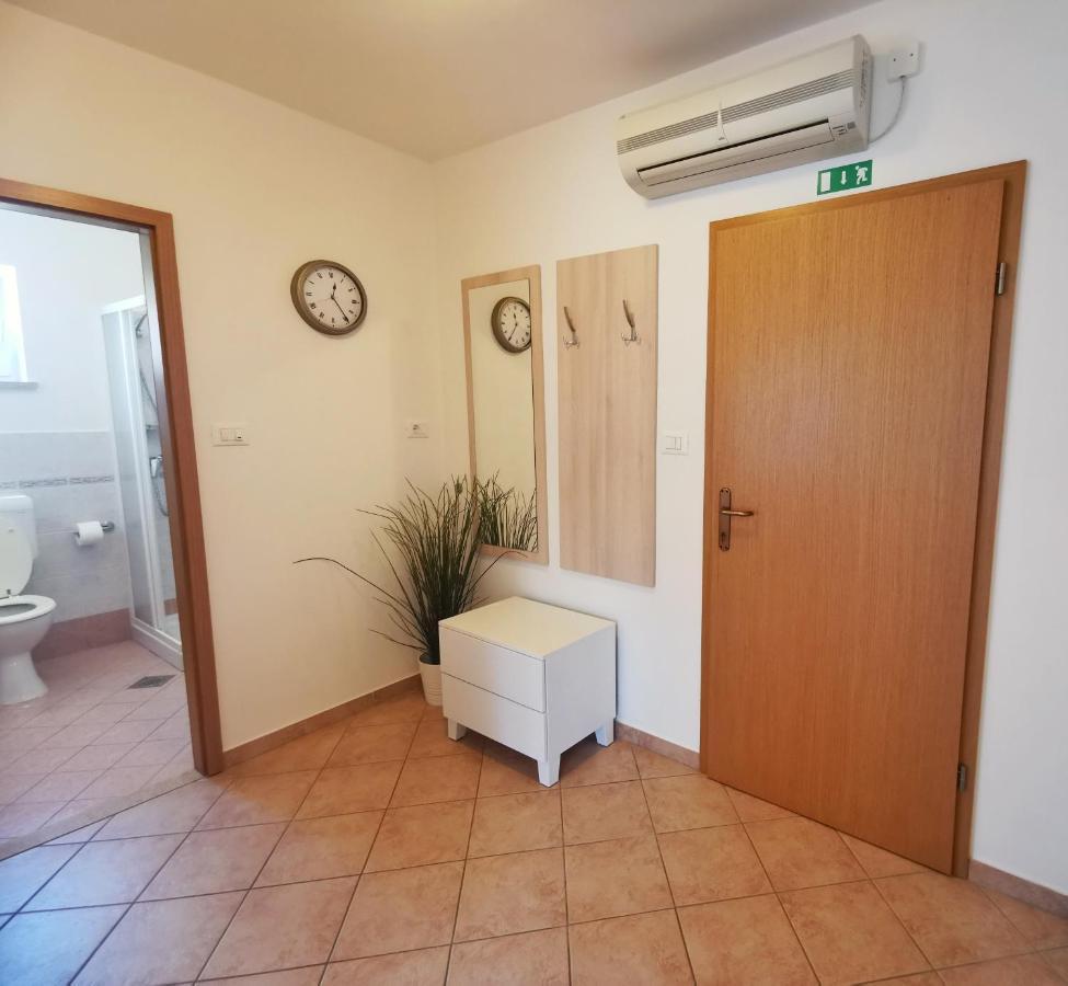Apartments Sokolic Нерезине Экстерьер фото